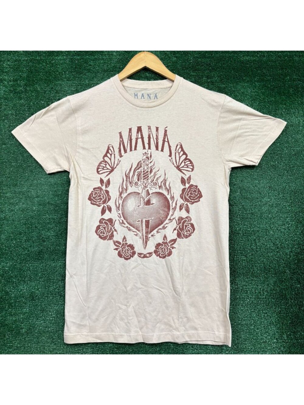Mana Revolución de Amor Rock Band T-Shirt Size Medium